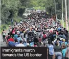  ??  ?? Immigrants march towards the US border