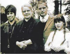  ?? FOTO: ARCHIV ALTWECK ?? Martin Walser mit (von links) seiner Frau Käthe, Mutter Auguste und Tochter Franziska.