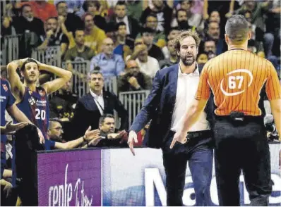  ?? ACB Media ?? Roger Grimau se queja de una decisión arbitral, con Laprovitto­la al fondo, en la final de Copa.