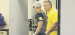  ?? Gerald.lopez@gfrmedia.com ?? Un agente del FBI lleva ante el tribunal a uno de los policías arrestados.