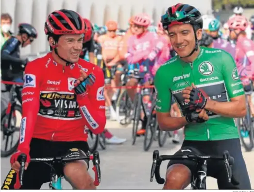  ?? KIKO HUESCA / EFE ?? Roglic y Carapaz dialogan antes del inicio de la última etapa de la Vuelta a España en Madrid.