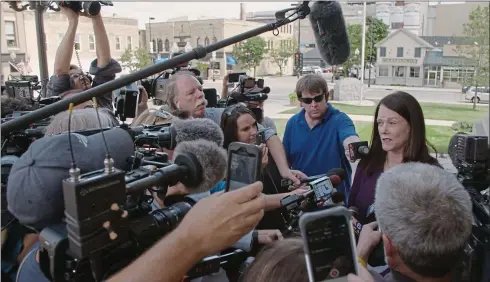  ??  ?? Having her Elvis moment: lawyer Kathleen Zellner addresses the media outside the courthouse