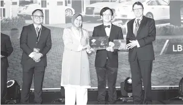  ??  ?? LBS executive director Datuk Seri Daniel Lim Hock Sing (third left) receives the BCI Asia Awards 2018 Top Ten Developers Awards 2018 from Zuraida Kamaruddin (second left) and BCI Media Group chairman and CEO Dr Matthias Krups (right). Also seen is...