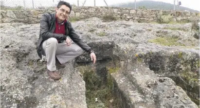  ??  ?? Miguel Ángel Carrero Nieto deutet auf ein anthropomo­rphes Grab.