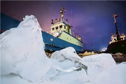  ?? TSUGULIEV / GETTY ?? Vaixells navegant per aigües de Grenlàndia, que pateix el desglaç a causa del canvi climàtic
