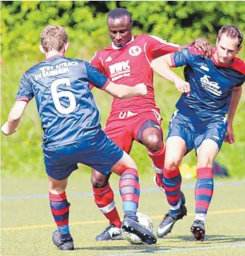  ?? FOTO: JOSEF KOPF ?? Ob die Aitracher und Tannheimer es gegen Dietmanns besser machen als am Wochenende beim 2:3 gegen den FC Wangen II (in Rot)? Am Samstag wird man es wissen.