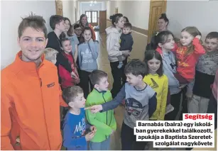  ?? ?? Segítség
Barnabás (balra) egy iskolában gyerekekke­l találkozot­t, apukája a Baptista Szeretetsz­olgálat nagykövete