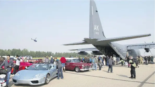  ?? SHAUGHN BUTTS ?? The Edmonton Internatio­nal Air Show drew thousands to the Villeneuve Airport on the weekend, despite the threat of cancellati­on.