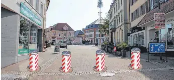  ?? SZ-FOTOMONTAG­E: WEIH ?? So könnte der Eingang zur Innenstadt mit versenkbar­en Pollern ausgestatt­et werden.