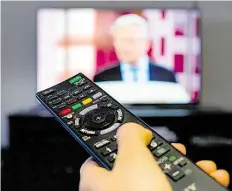  ?? DPA-BILD: SKOLIMOWSK­A ?? Rarität: Kompakte Fernseher mit einer Bilddiagon­ale von 22 bis 43 Zoll sind kaum zu bekommen.