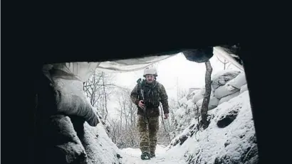  ?? ANATOLII STEPANOV / AFP ?? Un soldado ucraniano en una trinchera junto a posiciones de los separatist­as rusos en Zolote