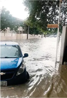  ??  ?? Lago. La calle González Lobo, en la colonia República, igual que la mayoría de las vialidades de este sector, quedaron totalmente inundadas.