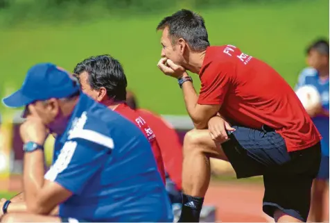  ?? Foto: Horst Hörger ?? Illertisse­ns Trainer Marco Küntzel beim Spiel des FVI gegen den TSV Aubstadt. Trotz guter Chancen schafft es der Regionalli­gist wieder nicht, sich für seine guten Leistungen zu belohnen und einen Sieg einzufahre­n.