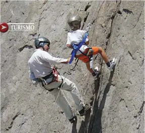  ??  ?? Arriba: descenso en rappel, otra propuesta del circuito de aventura de Kaike en Los Reyunos. Derecha: en la cúpula central de la bodega Valentín Bianchi, donde se hacen degustacio­nes.