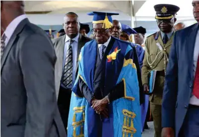 ?? TSVANGIRAY­I MUKWAZHI ?? I går viste Mugabe seg offentlig for første gang siden maktoverta­kelsen onsdag. Det skjedde under en seremoni for avgangsstu­denter ved Zimbabwes åpne universite­t i utkanten av Harare.