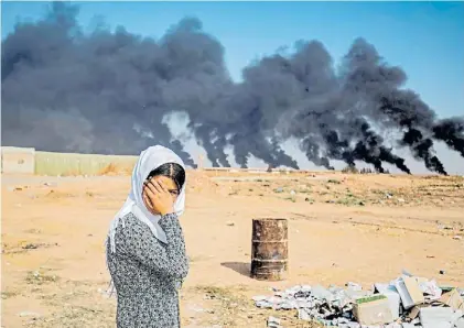  ?? AFP ?? Bombardeo. La población kurda de la ciudad siria Ras al Ain, en la frontera, sufre los ataques turcos.