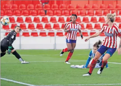  ??  ?? Ángela Sosa anota el primer gol del Atleti ante el Espanyol en el partido disputado ayer en Alcalá.