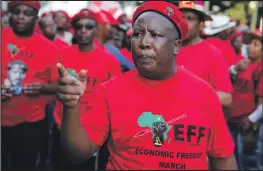  ??  ?? ILUNGU LE-EFF, eholwa ngumnu Julius Malema (osesithomb­eni), elibonakal­a kwi-video esabalele lisakaza iphoyisa lasephalam­ende ngempama, selivulelw­e icala.