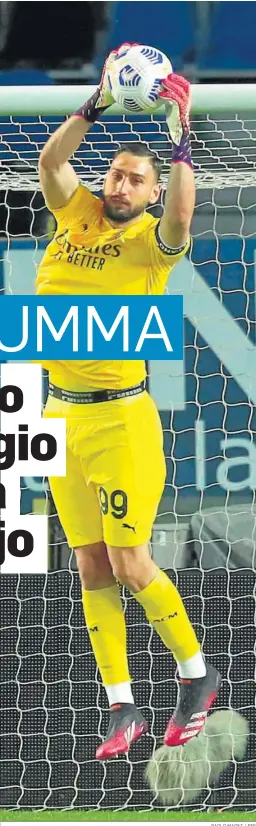  ?? PAOLO MAGNI / EFE ?? Donnarumma bloca un balón en uno de sus últimos partidos con el Milan.