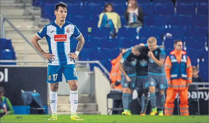  ?? LLIBERT TEIXIDÓ ?? Hernán Pérez muestra su decepción mientras los jugadores del Celta celebran uno de sus goles