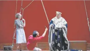  ?? JOGLARS ?? Dolors Tuneu y Ramón Fontseré -que actúan en ‘El rey que fue’, junto a otro de los actores de este espectácul­o//