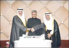  ?? Photo by Mohammad Morsi ?? Pakistani Ambassador to Kuwait Malik Muhammad Farooq (middle), Dr Bader AlMullah and Ambassador Samih Hayat during the cake-cutting ceremony marking the anniversar­y of the independen­ce of Pakistan.