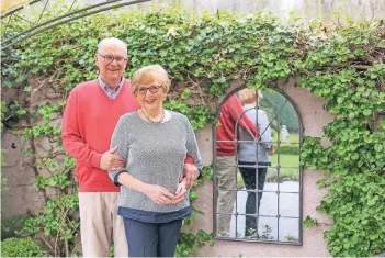  ?? RP-FOTO: HANS-JÜRGEN BAUER ?? Elke Funcke hat als Expertin für Büsche, Bäume und Blumen sehr genaue Vorstellun­gen von Zustand und Gestaltung ihres Gartens. Ehemann Thomas dürfe aber „die Fliesen fegen“, sagt das Paar augenzwink­ernd.