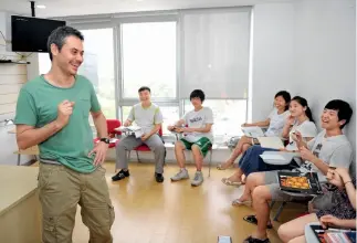  ?? Dong Ning ?? La interacció­n entre maestro y estudiante­s en un aula del Instituto Cervantes en Beijing.