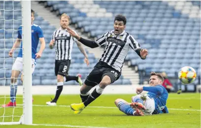  ??  ?? Horror miss
Collin Quaner spurns a glorious chance in St Mirren’s Scottish Cup semi-final loss to St Johnstone