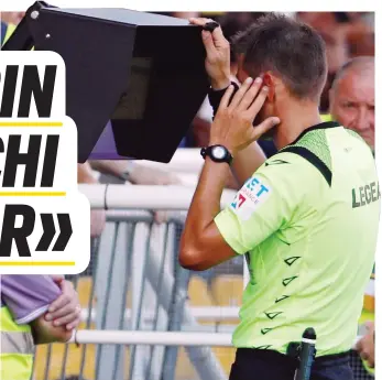  ?? ANSA ?? Un arbitro (Fabrizio Pasqua, 36 anni) impegnato al monitor durante una partita di Serie A