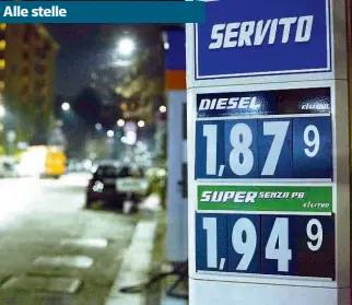  ?? (foto Bozzo/ LaPresse) ?? Record Costi elevati per un pieno alla pompa di benzina in via Correggio 11