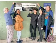  ?? FOTO: WOW ?? In Aktion (v.l.): Pate Walter Ulber, die Schüler Nelly und Chan, Pinar Yurduseven und Regionalko­ordinatori­n Dorothea Wirtz mit dem neuen Schild.