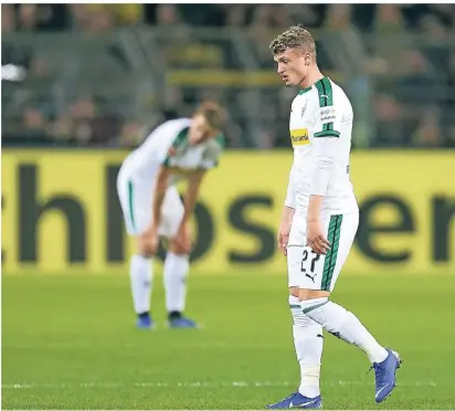  ?? Borussia Mönchengla­dbachs Michael Cuisance steht nach dem Spiel in der Bundesliga gegen Borussia Dortmund enttäuscht auf dem Spielfeld. Foto: dpa ??