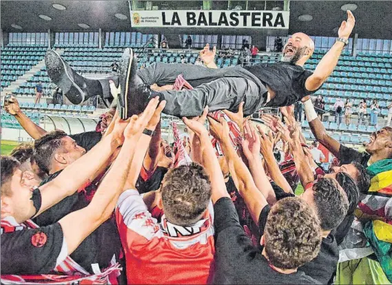  ?? FOTO: TWITTER ZAMORA CF ?? Celebració­n a lo grande
Los futbolista­s del Zamora mantean a David Movilla después de la consecució­n del ascenso a Segunda División B.