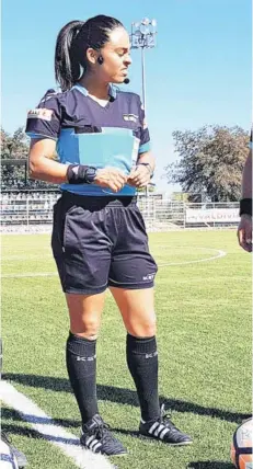  ??  ?? ► Belén, el domingo, en su debut como árbitra en un partido profesiona­l de varones.