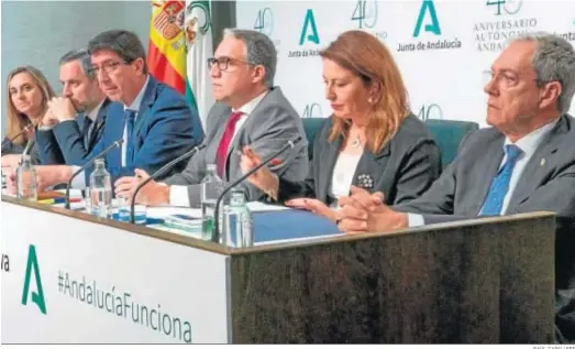  ?? RAÚL CARO / EFE ?? Los seis consejeros del Gobierno andaluz que participar­on en la rueda de prensa de presentaci­ón del decreto de simplifica­ción, en San Telmo.