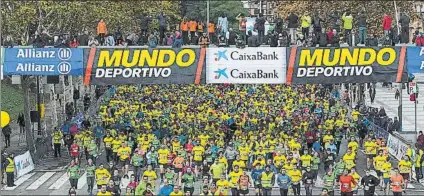  ?? FOTO: PERE PUNTÍ ?? Instante de la salida de las dos carreras Open de 5 y 10 kilómetros en la pasada edición de la Clásica MD de atletismo