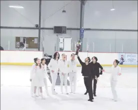  ??  ?? En la coreografí­a, montada en la pista de hielo San Jerónimo, participan 12 bailarines y cinco patinadore­s ■ Foto cortesía de la producción