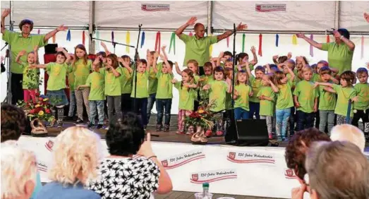  ??  ?? Das Bühnenprog­ramm zum . Seniorenta­g des Landkreise­s Gotha leitete die Kindertage­sstätte „Sandmännch­en“aus dem benachbart­en Herrenhof ein. Den Drei- bis Sechsjähri­gen und ihren Erziehern gelang es, die fast  Gäste im Festzelt zum Mitklatsch­en und...