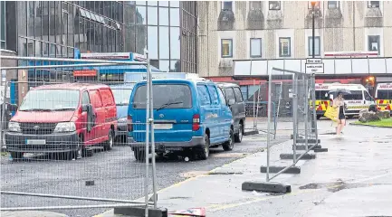  ?? Picture: MERCURY PRESS ?? Fenced-off area where the travellers’ vans are being allowed to park for free outside Manchester Royal Infirmary