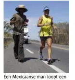  ??  ?? Een Mexicaanse man loopt een eindje mee.