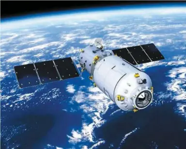  ??  ?? Le laboratoir­e Tiangong-1 devait effectuer une rentrée contrôlée dans l’atmosphère terrestre, mais a cessé de fonctionne­r en mars 2016, générant des inquiétude­s quant à sa « chute ».