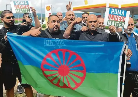  ?? Foto: Ondřej Bičiště, MAFRA ?? Takhle to nenecháme V sobotu 26. června, týden po smrti narkomana v Teplicích, demonstrov­ali Romové proti policii.