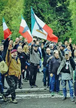  ??  ?? I nostalgici La «marcetta» su Roma dei mussolinia­ni a Predappio