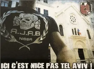  ??  ?? Sur ce photomonta­ge posté sur Internet le  juillet , un homme exhibe un t-shirt AJAB (« All jews are bastards ») devant la synagogue de la rue Deloye. (DR)