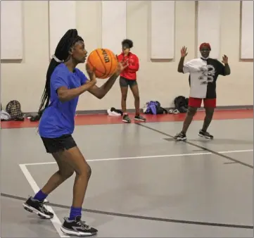  ?? PHOTOS BY AZALEA ANDRADE/THREE RIVERS EDITION ?? Freshman Andreyah West looks for an open player during a recent Jacksonvil­le Lady Titans practice drill.