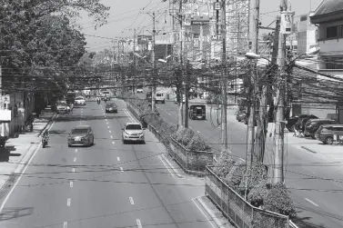  ??  ?? TRAFFIC is light in this part of MacArthur highway in Barangay Matina Crossing, which usually suffer heavy traffic in ordinary days as it has four campuses in the perimeter. BING GONZALES