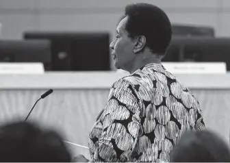  ?? Yi-Chin Lee / Staff photograph­er ?? Clara Brent questions Houston ISD trustees during a meeting on whether to close High School Ahead Academy. The board voted unanimousl­y to keep the second-chance campus open.