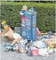  ?? FOTO: GEORG WENDT/DPA ?? In vielen Städten quellen die Mülleimer über. Die Zeche dafür zahlen derzeit die Bürger.