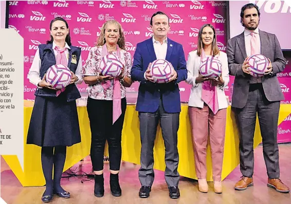  ?? ?? El Presidente de la Liga MX, junto con otros directivos, presentó el balón rosa de la campaña de prevención contra el cáncer de mama.